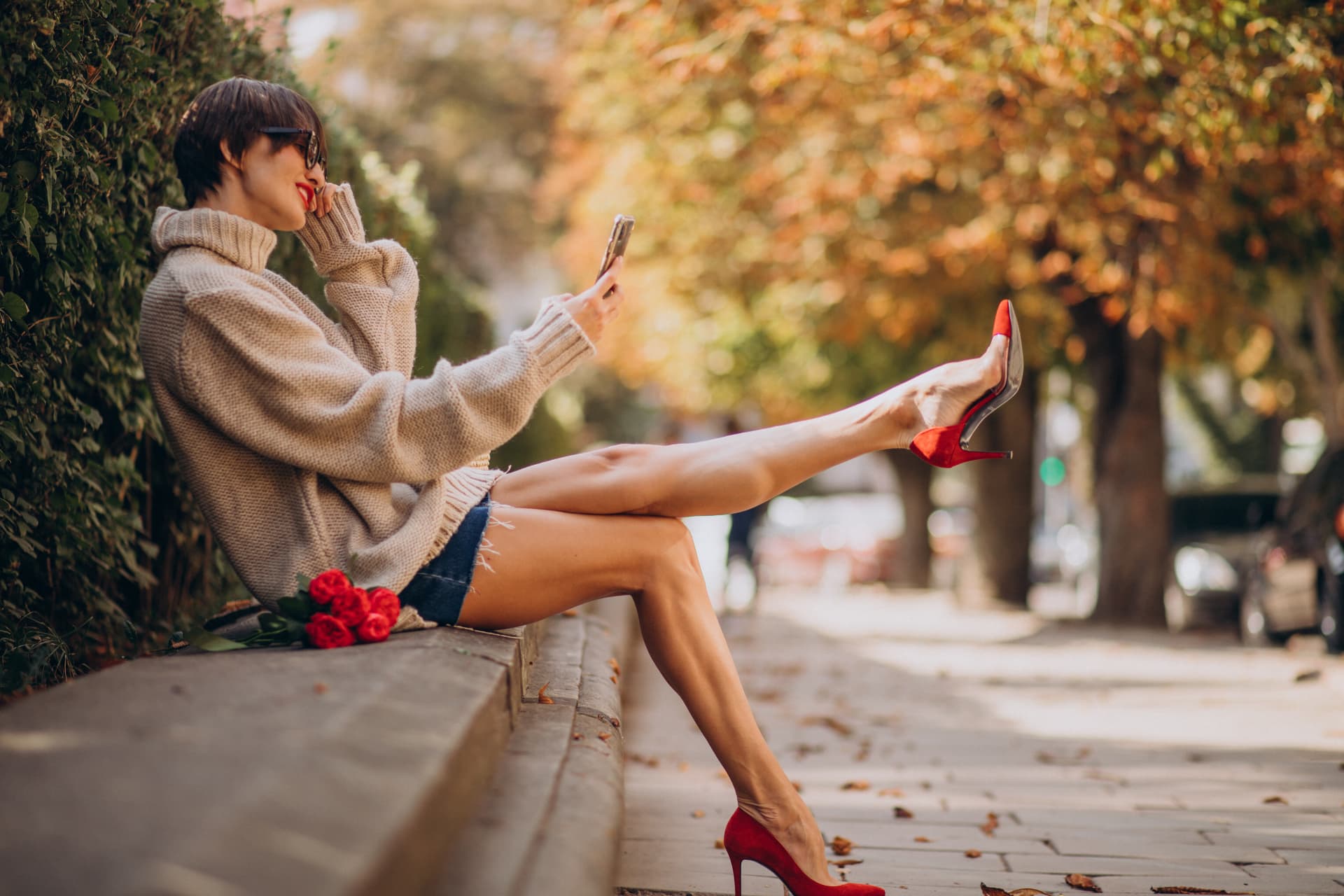 Mujer usando tacones rojos Abé